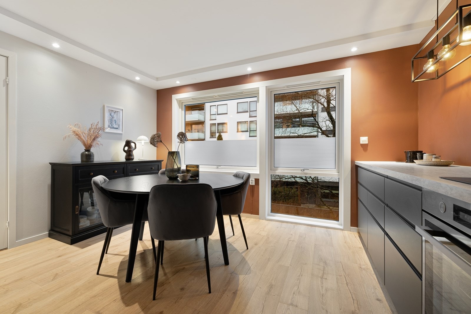 Kjøkkenet har god plass til stort spisebord og ekstra oppbevaringsmøblement. Fra kjøkkenet er det adkomst til et av leilighetens soverom Galleribilde