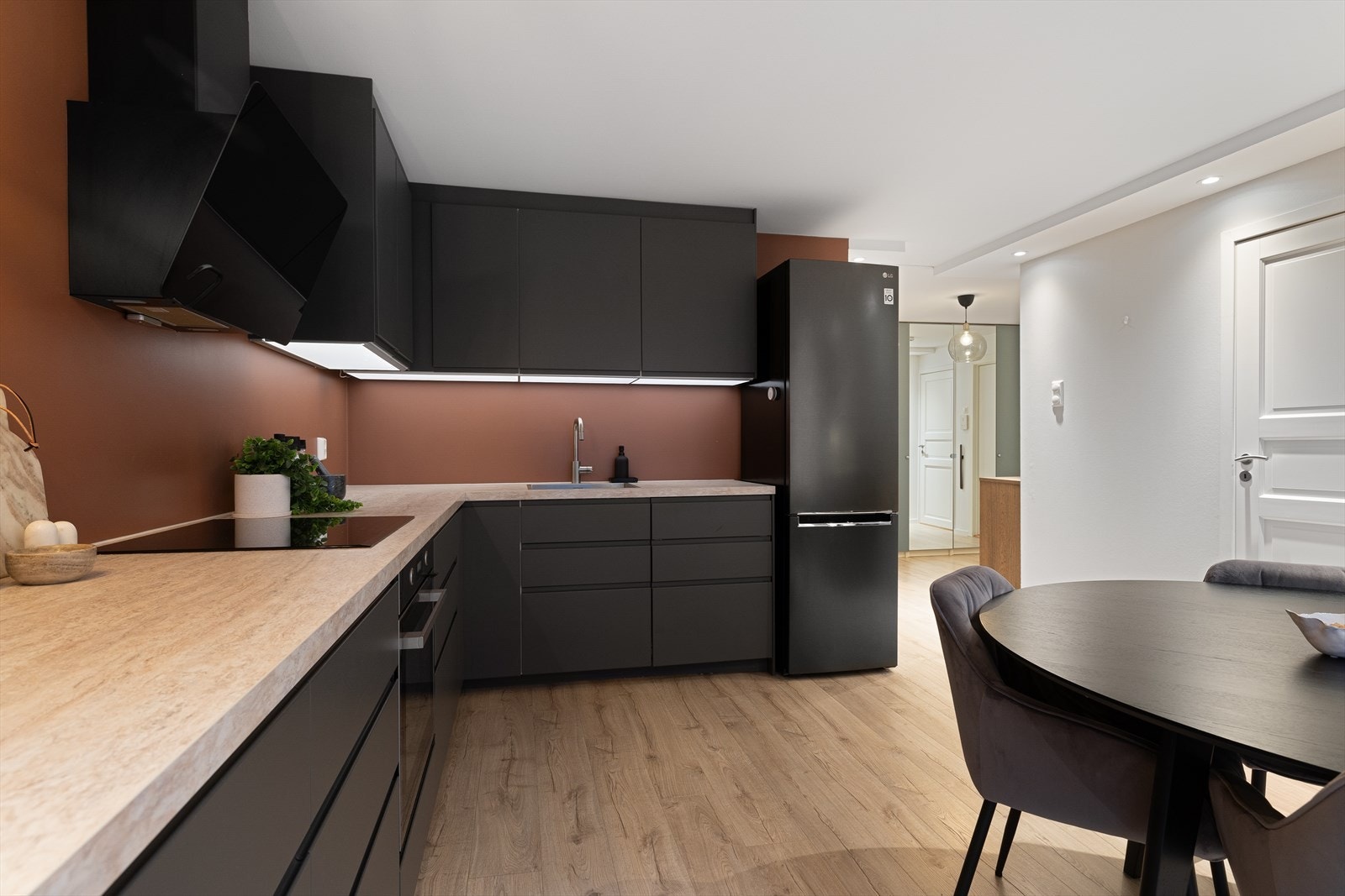 Bred 1-stavs laminat, downlightsbelysning og veggflater malt i lune, tidsriktige fargetoner Galleribilde