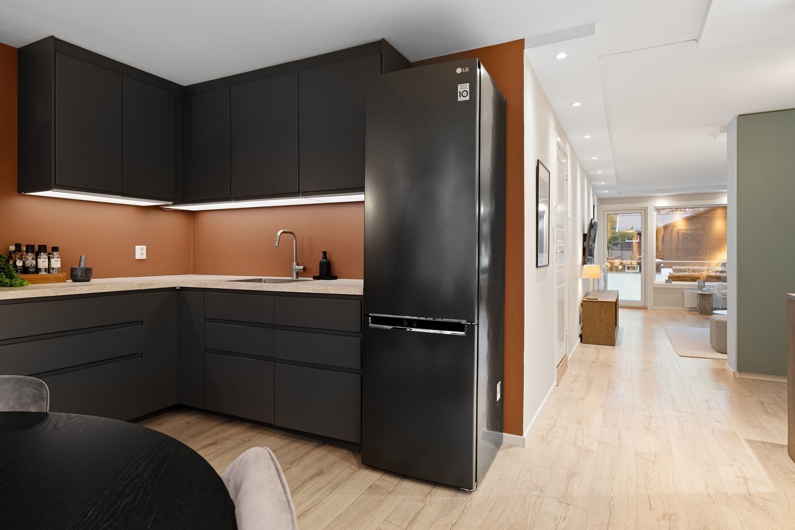 Leiligheten er gjennomgående med mye lys og behagelig flyt mellom de ulike sonene Galleribilde