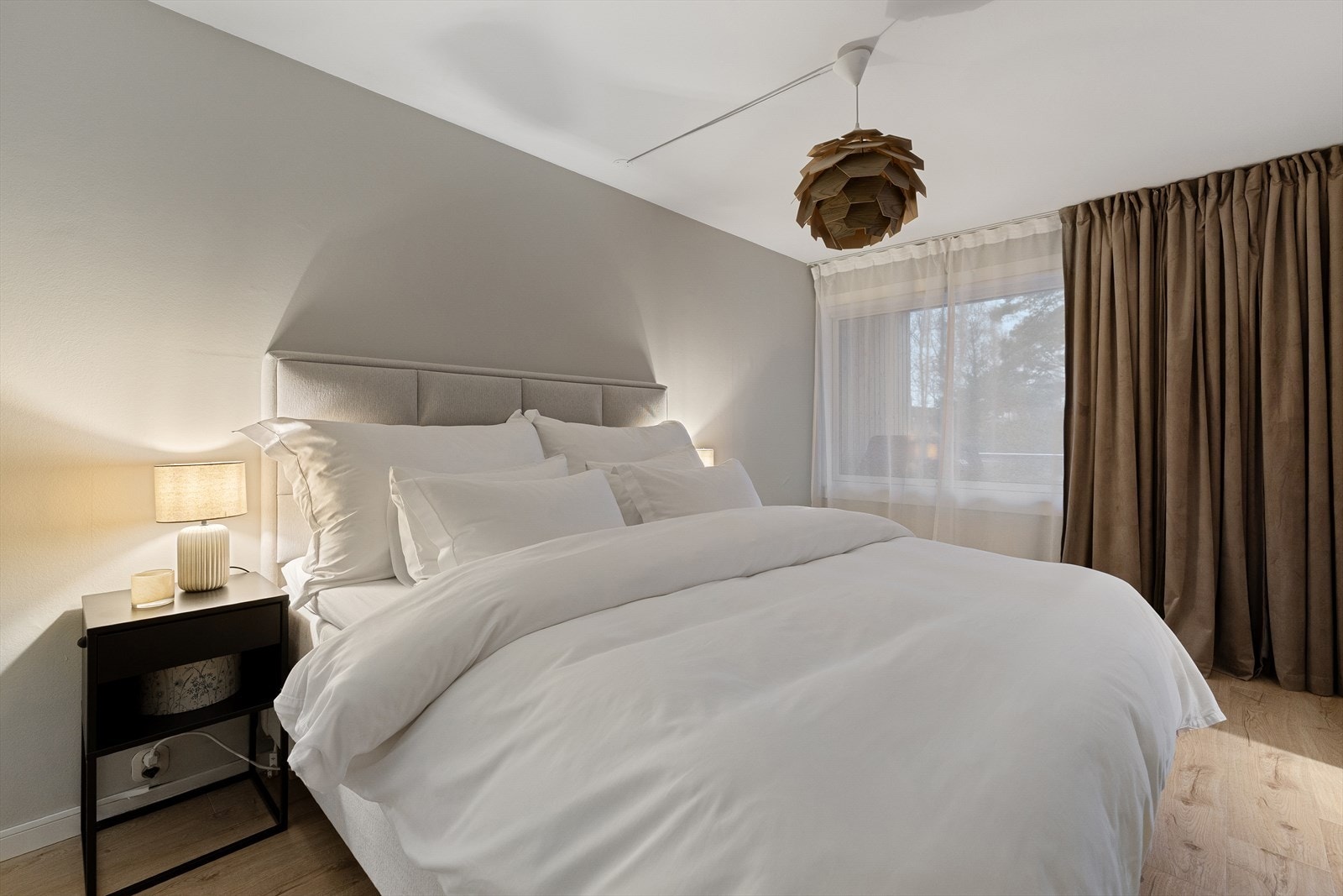 Veggene på hovedsoverommet ble malt opp i 2023 Galleribilde