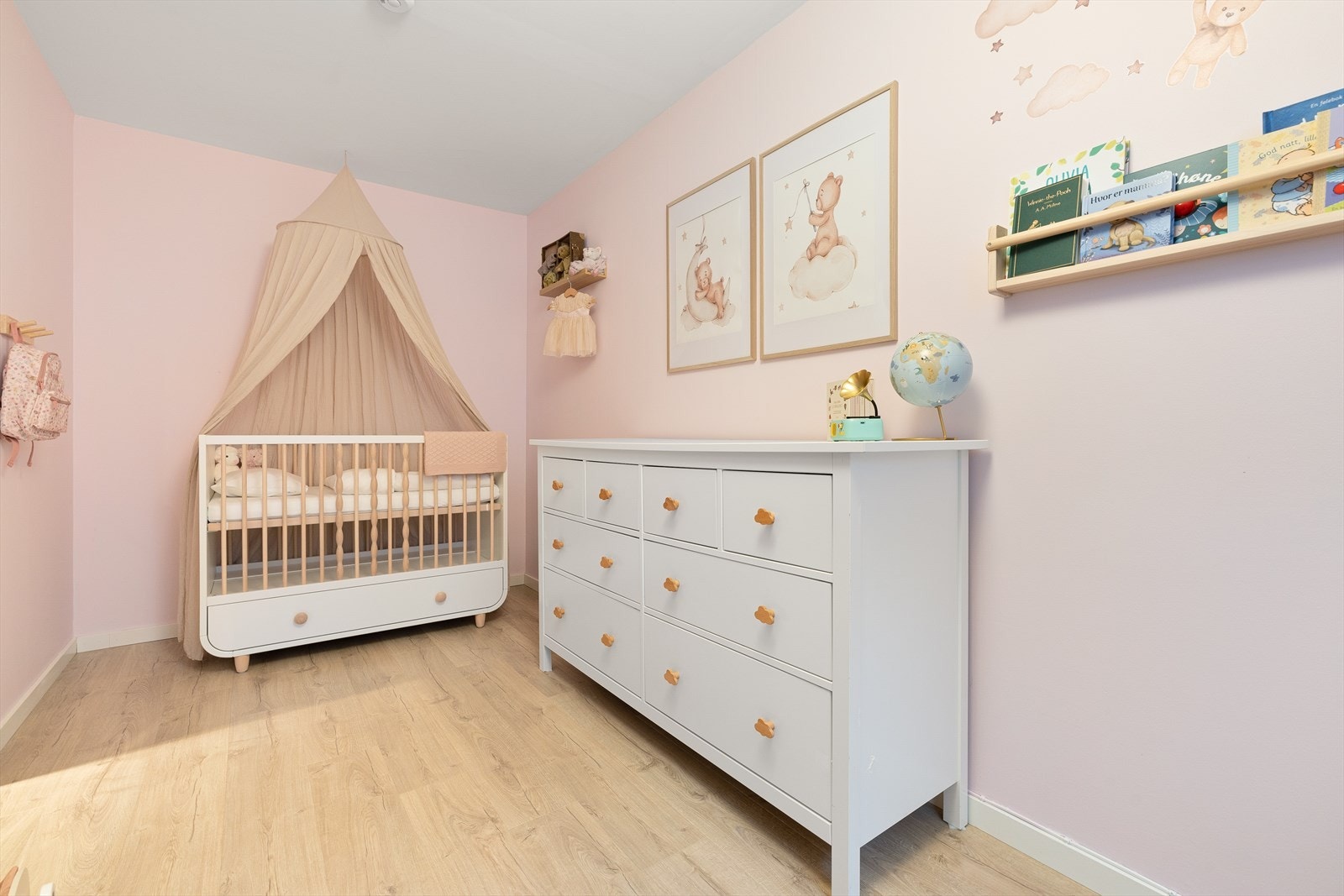 Lunt og fint soverom med pene overflater, gode lysforhold og behagelig romfølelse Galleribilde