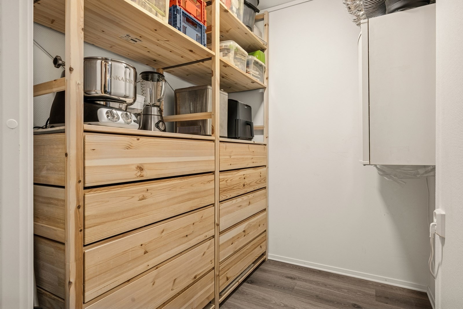 I boligen har du et praktisk teknisk rom på 3.3 kvm hvor du har god lagringsplass. Galleribilde