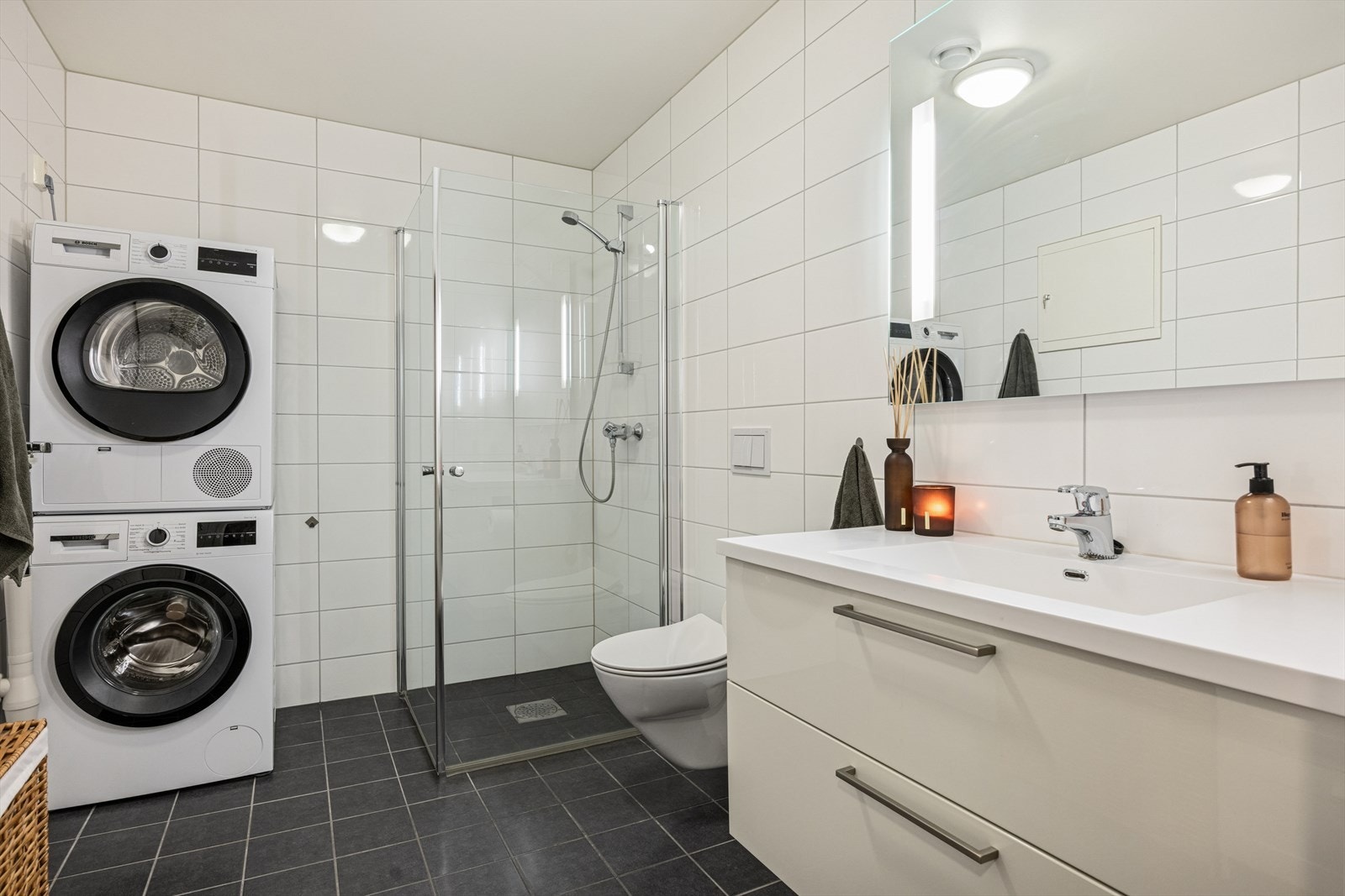 Baderommet har flis på gulv og vegger med malt slett himling. Galleribilde