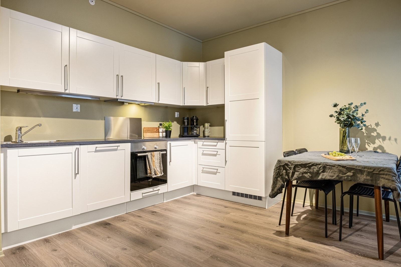 På kjøkkenet er det plass til et spisebord av god størrelse, perfekt for kvelder med mindre og større selskap. Galleribilde