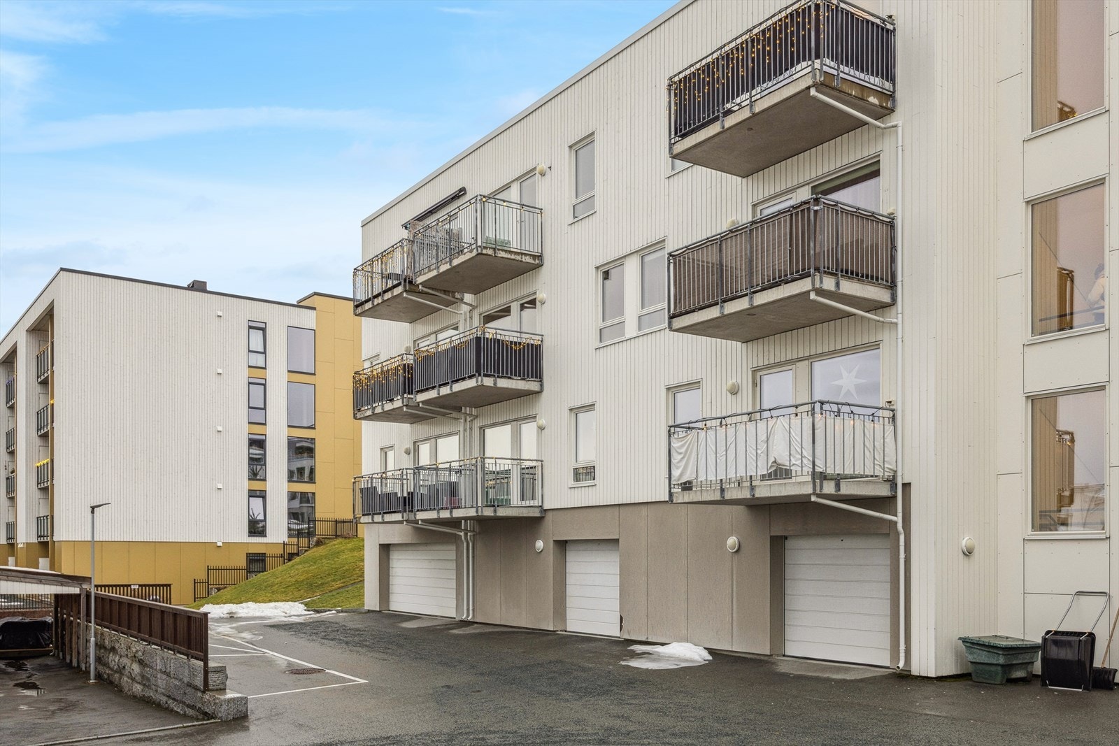 Leiligheten har en egen utvendig parkeringsplass på baksiden av leilighetsbygget. Galleribilde