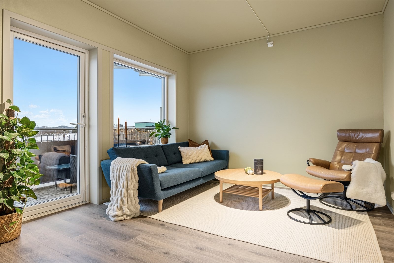 I stuekroken er det rikelig med plass til en stor sofa, salongbord og annet interiør! Galleribilde