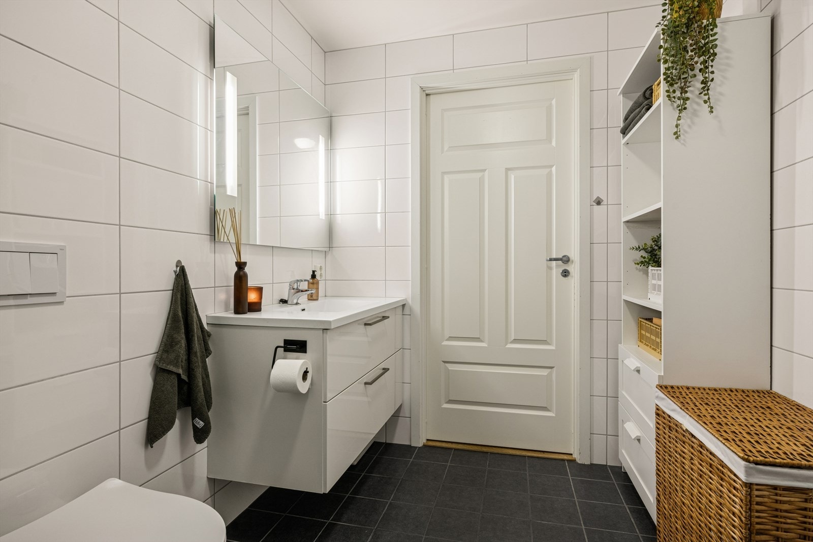 Badet er av god størrelse på ca. 6 kvm. Her er det rikelig med plass til ekstra lagring. Galleribilde