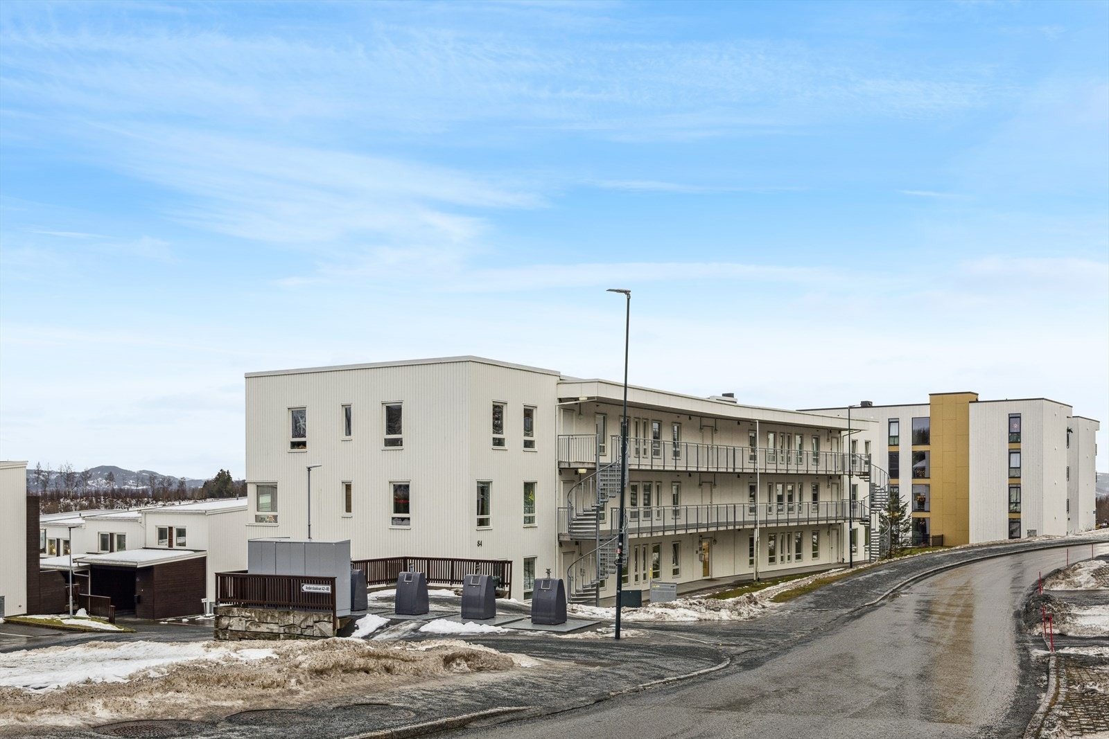 Fra leiligheten er det 10 minutters gange til nærmeste dagligvare, 5 min kjøring til Heimdal sentrum og ca. 20 minutters kjøring inn til Trondheim sentrum. Galleribilde