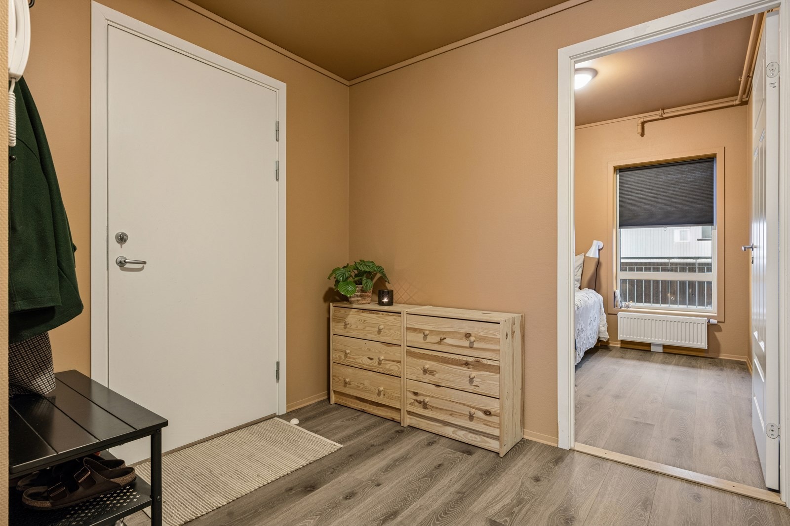 Velkommen inn i en lys og innbydende entré som gir et godt førsteinntrykk. Galleribilde