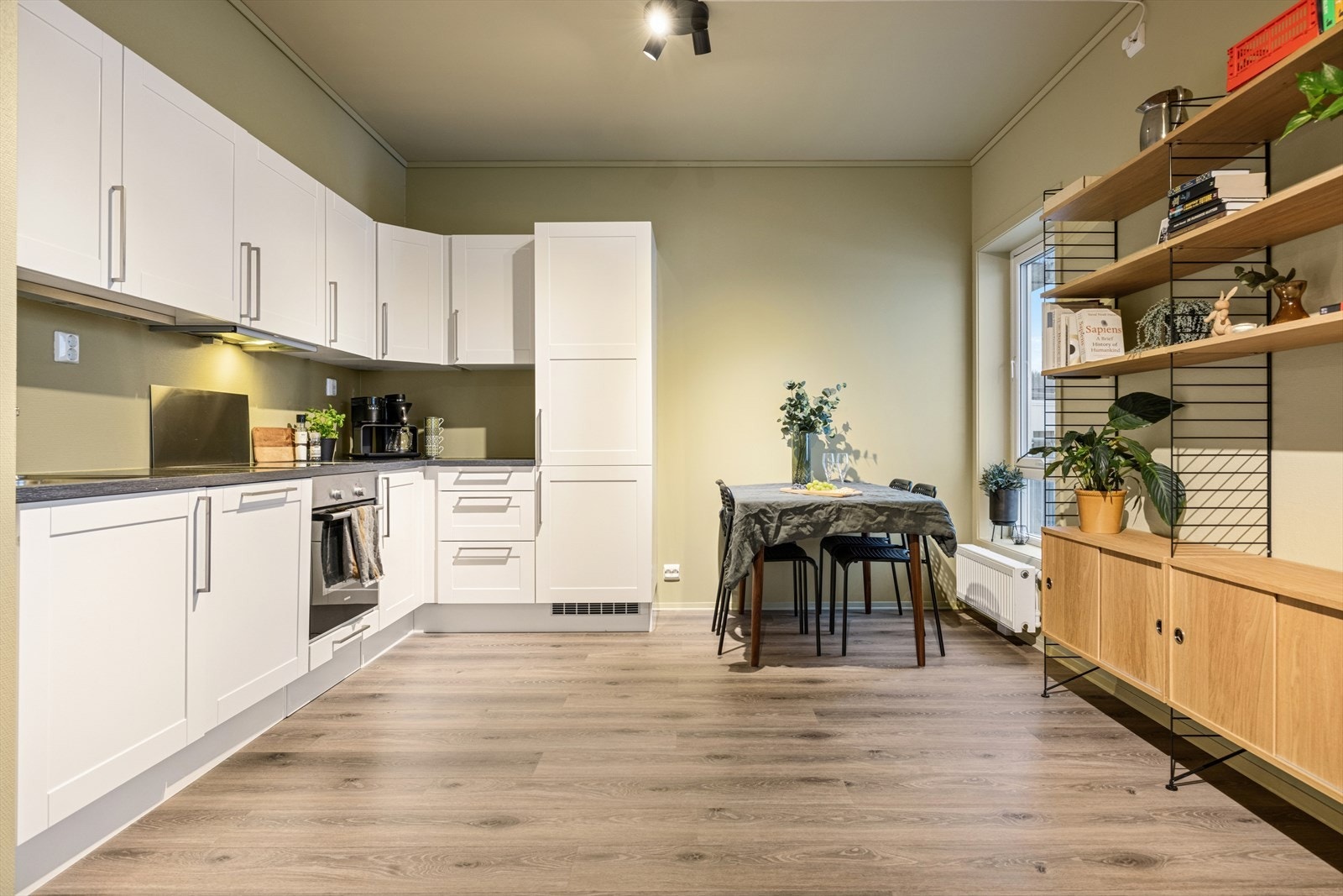 Kjøkkenet er utvidet for å gi ekstra skap- og benkeplass. Galleribilde