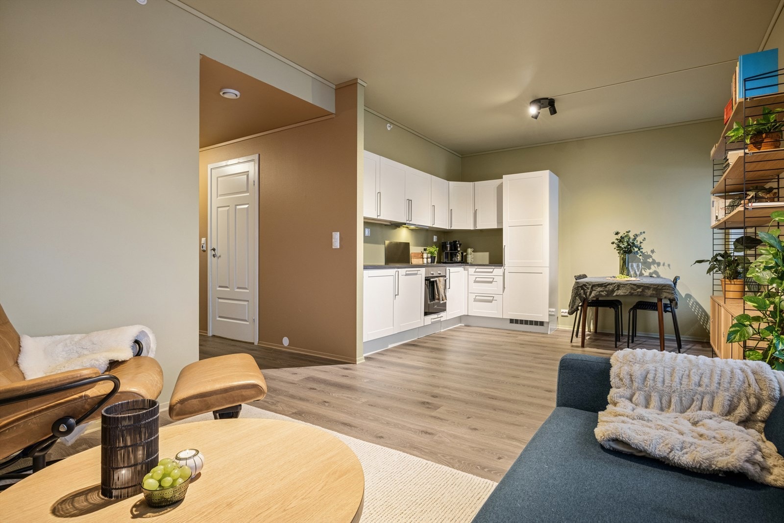 Stuen er malt i 2025, i et moderne fargevalg som gjør det enkelt å sette personlig preg på interiør. Galleribilde