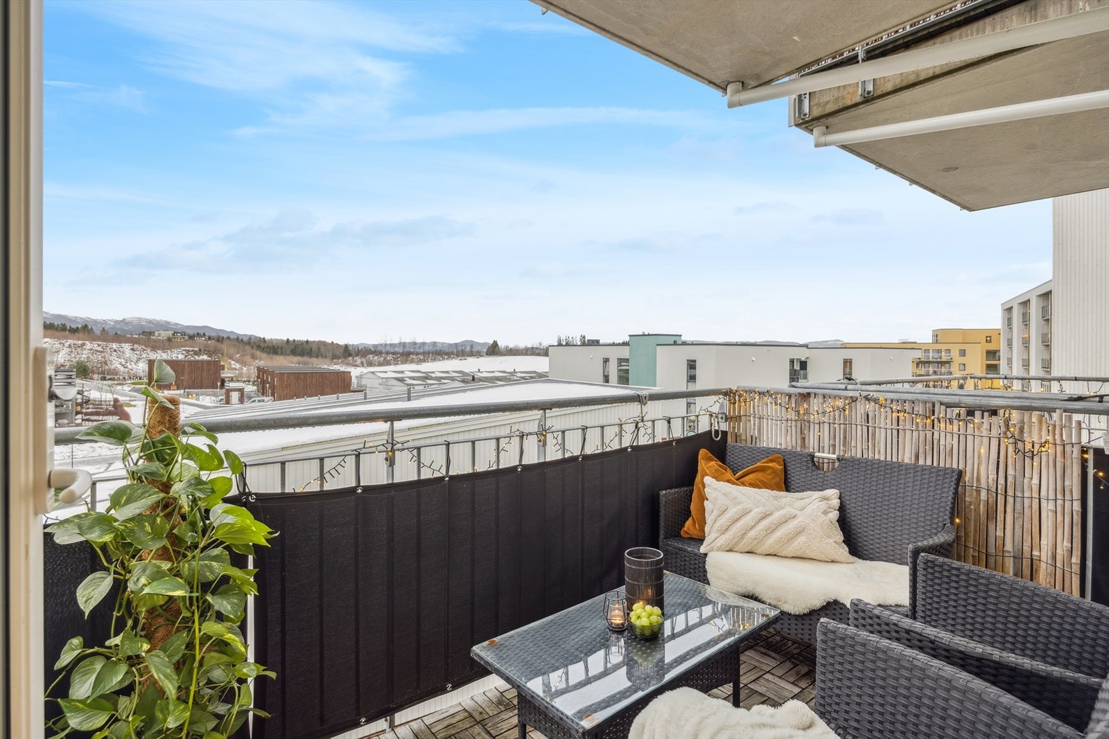 Fra stuen er det utgang til en sørvendt balkong med gode sol og utsiktsforhold. Galleribilde