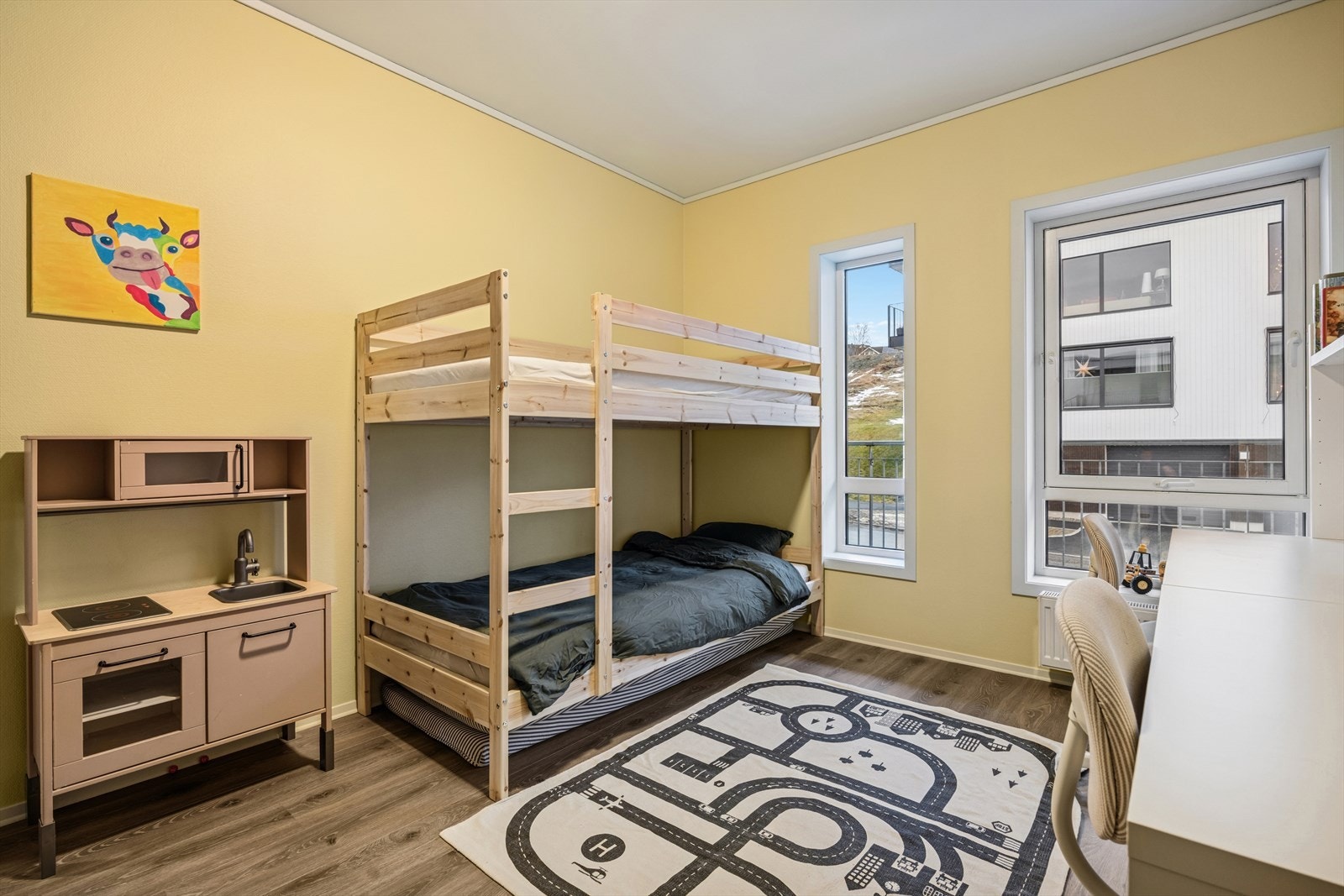 Leiligheten har 2 soverom hvor det største er på ca. 13 kvm. Galleribilde