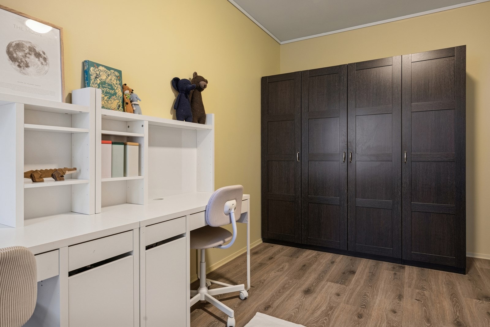 Soverom 1 har god plass til ekstra møblement som garderobeskap, pult og annet. Galleribilde