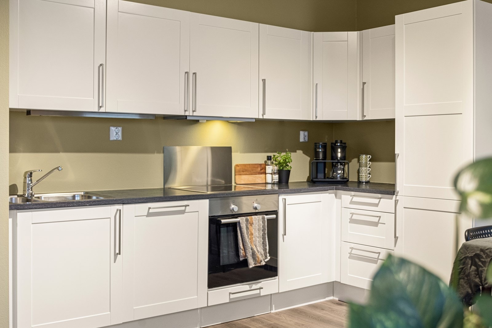 Kjøkkeninnredningen har folierte skrog med slette fronter og laminert benkeplate. Galleribilde