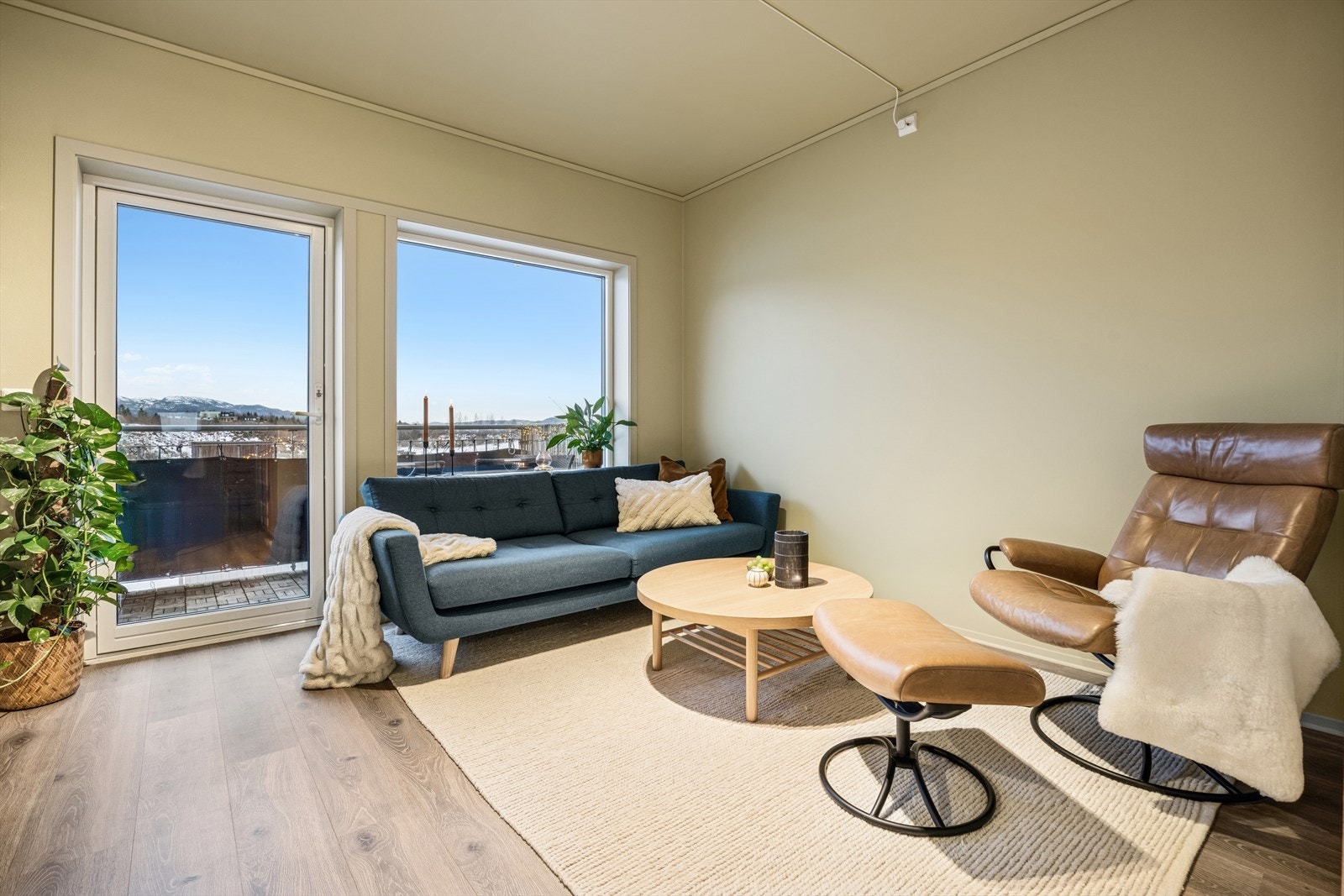 Boligen har en stor stue/kjøkkenløsning på hele 22,5 kvm. Galleribilde