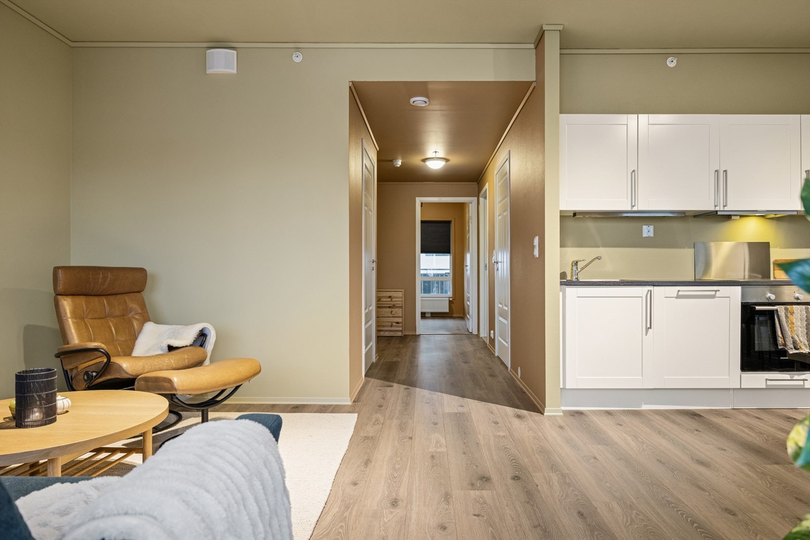 Leiligheten har en praktisk planløsning med stue/ kjøkken på en side og soverom på motsatt side. Galleribilde