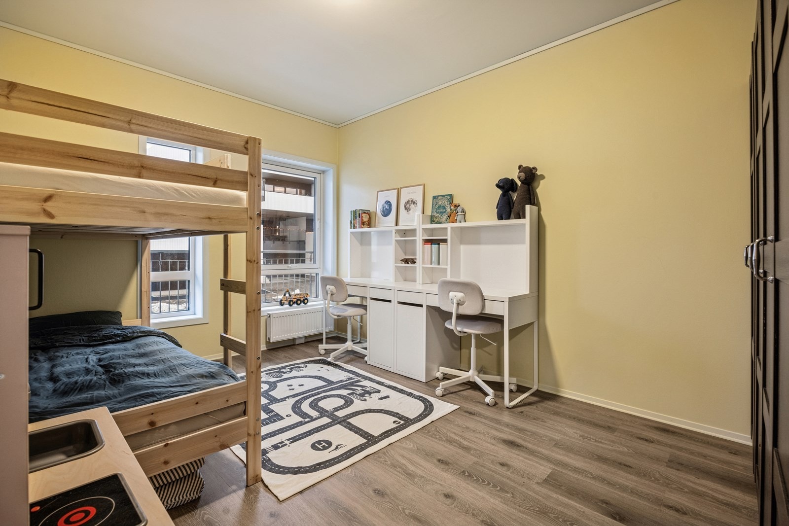 Leiligheten har 3-lags glass vinduer, og ytterdør med b30 brannklasifisering og 40DB lydreduksjon. Galleribilde