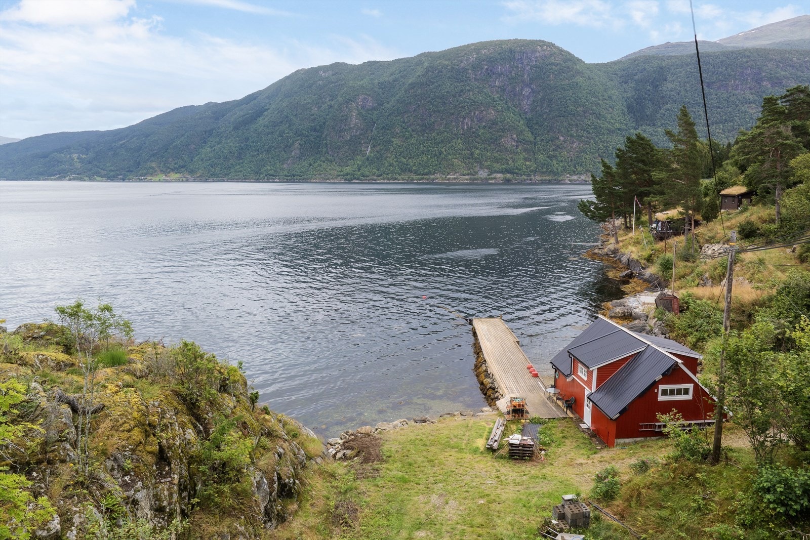 Eigedomen har sjølveigartomt på om lag 1 389 m², stor brygge og ca. 40 m strandline - eit flott utgangspunkt for båtliv og fjordliv. Galleribilde
