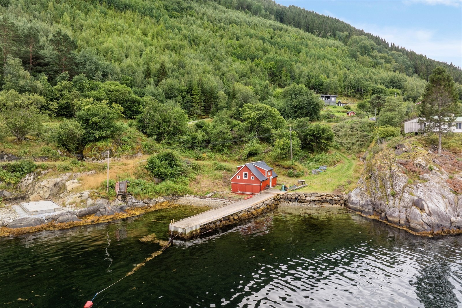 Oselver og fortøyningsbøye følgjer med, og fiber går over tomta. Rett til avkøyrsel/køyreveg er opplyst. Galleribilde