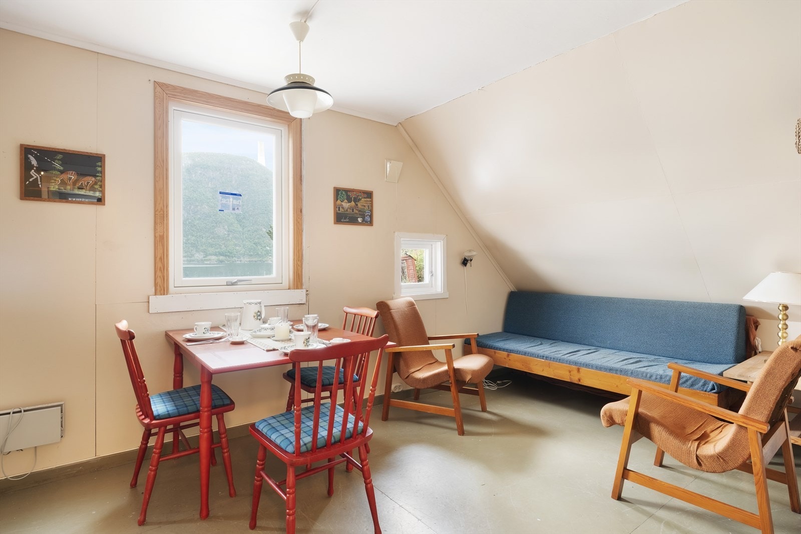 Alt av møblar og innreiing følgjer med i salet. Galleribilde