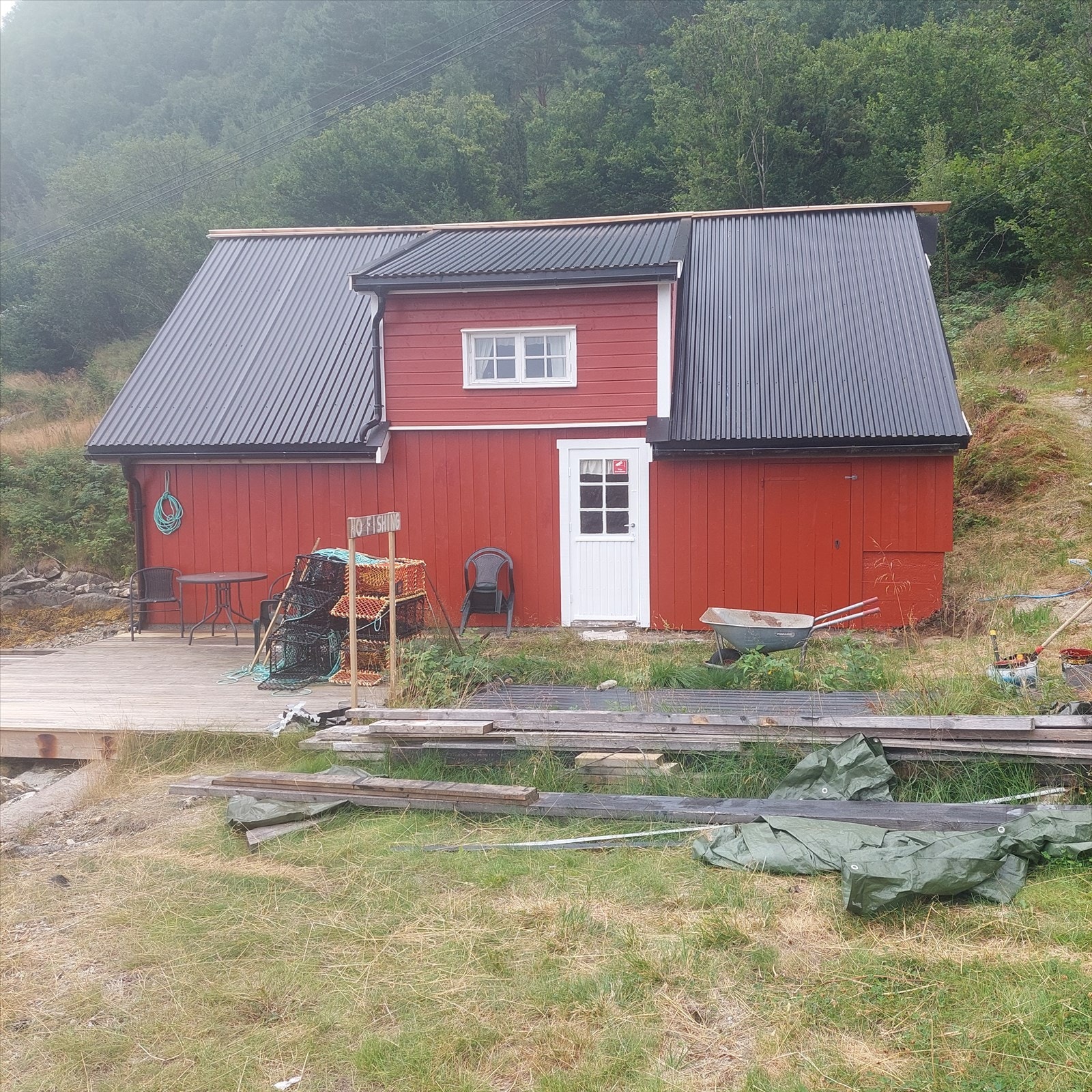 Naustet er på 2 etasjar og inneheld naust, og wc i 1 etg.
2.etg. inneheld kjøkken, soverom og stove. Galleribilde