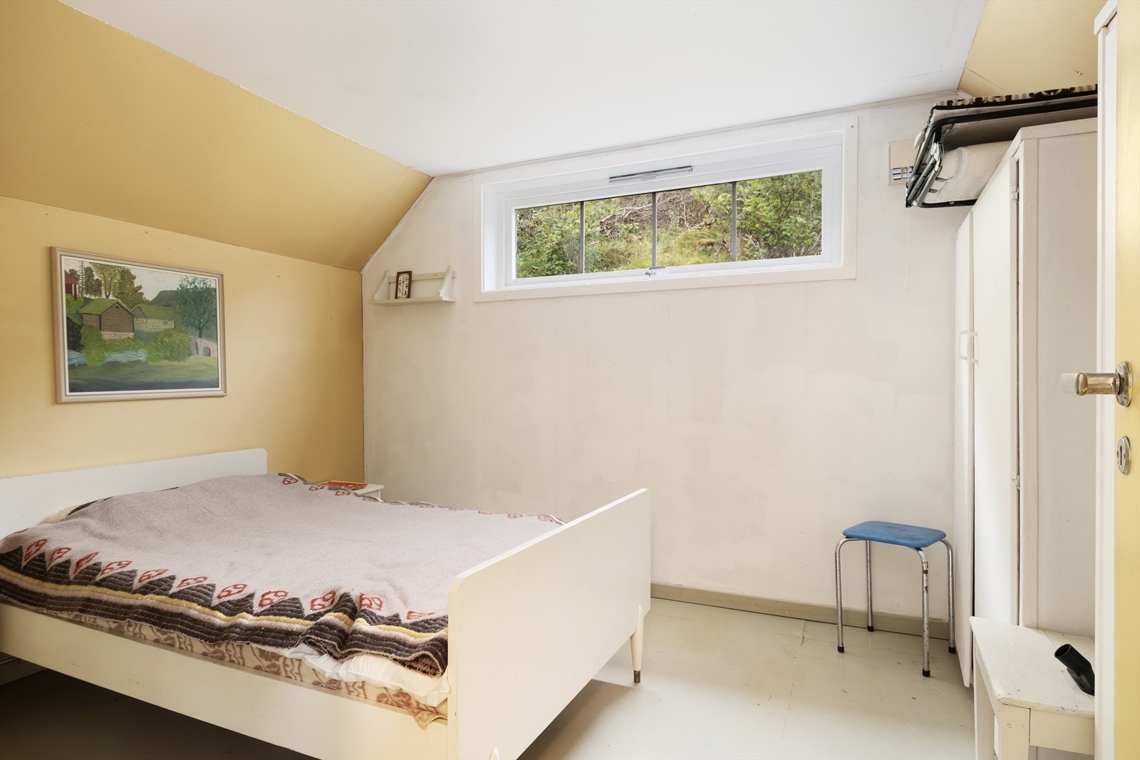 Soverommet har plass til dobbeltseng og garderobeskåp. Galleribilde