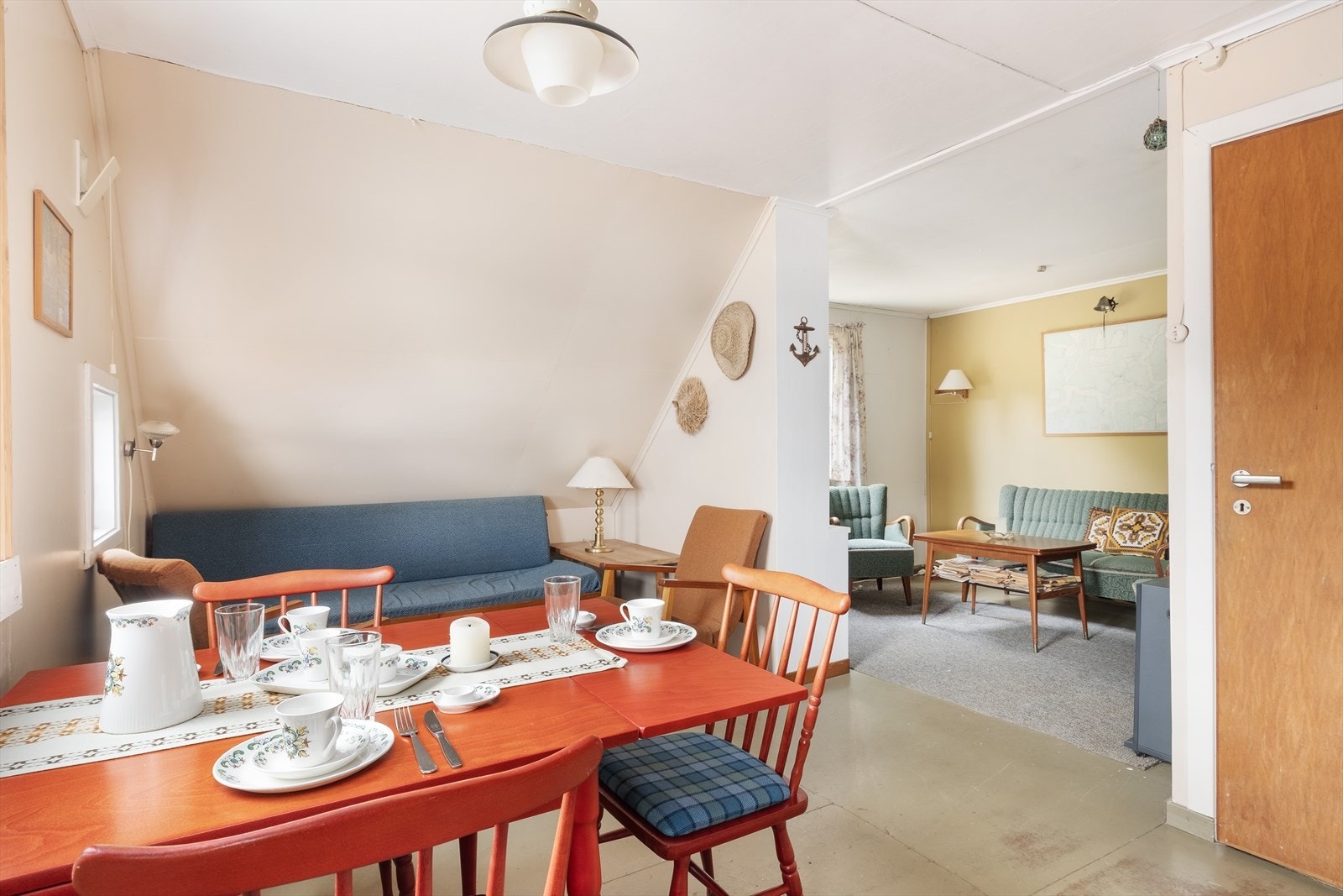 Stova er todelt og har plass til både sitte- og etegruppe. Galleribilde