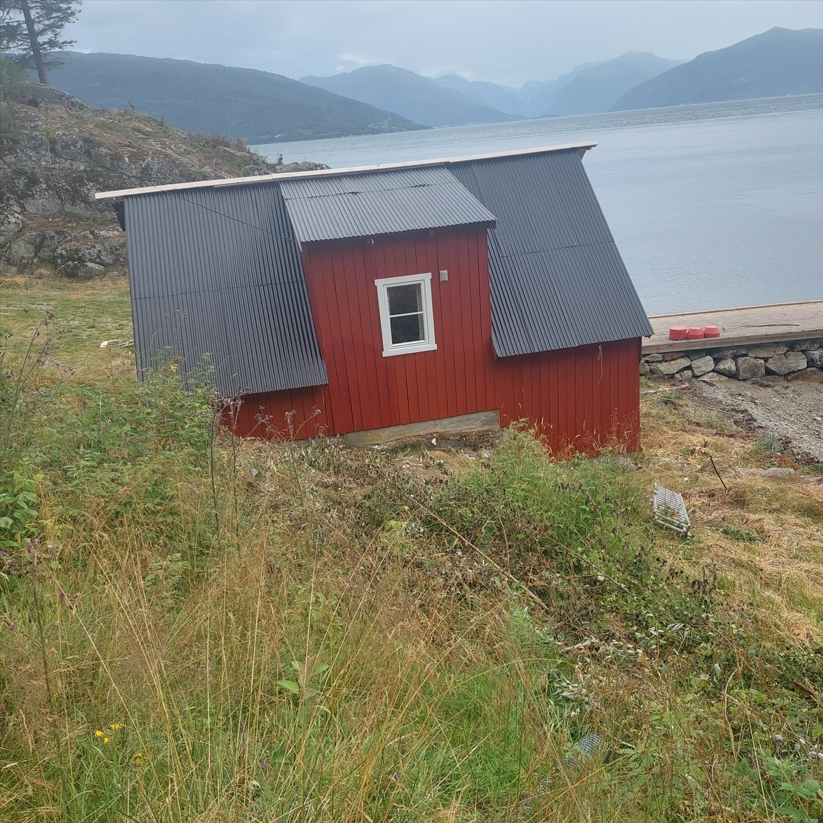 Eigedomen er regulert til uthus/naust/badehusføremål, og er ikkje godkjent som fritidsbustad. Galleribilde