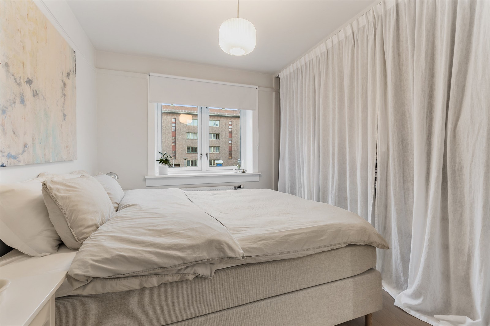 Det er også god plass til en garderobeløsning for øvrig oppbevaring. Galleribilde