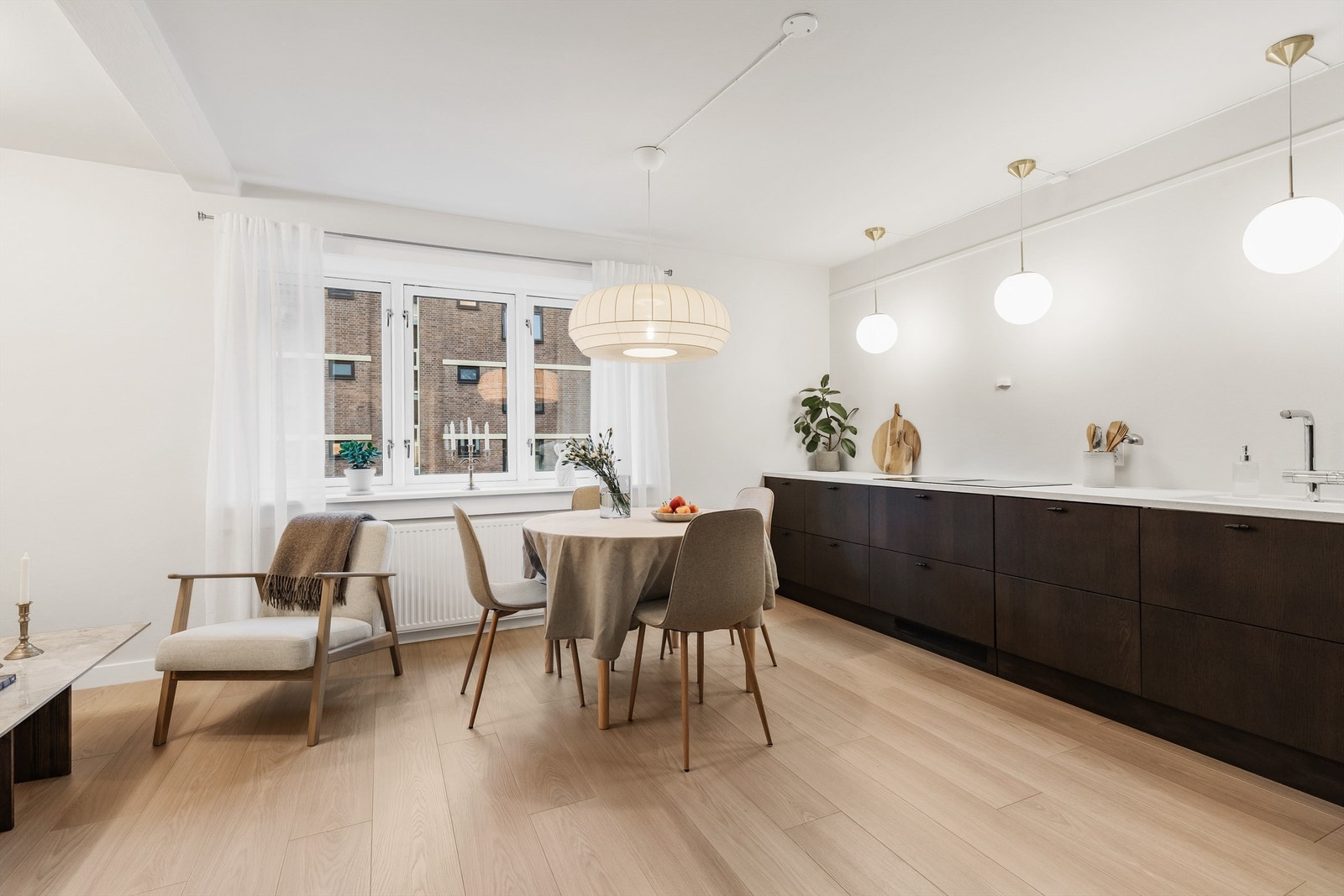 Kjøkkenet ligger i åpen løsning mot stuen, hvor den mørkere innredningen gir en naturlig soneinndeling. Galleribilde