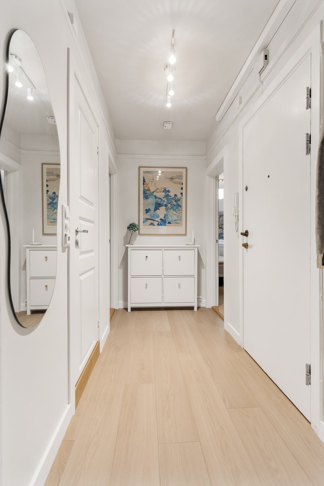 Velkommen inn! Entréen er lys og innbydende og gir et umiddelbart godt førsteinntrykk. Galleribilde