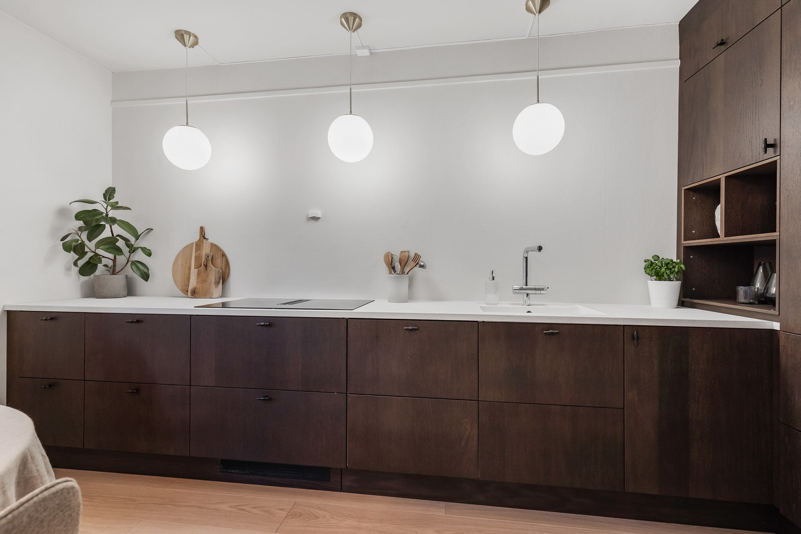 Det er rikelig med oppbevaringsplass i både skuffer og skap, og den store benkeplaten gjør det enkelt å diske opp lekre retter. Galleribilde