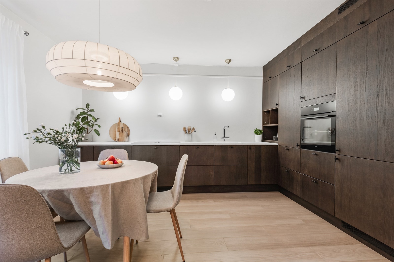 Hvitevarene er sømløst integrert i innredningen og består av kjøl/fryseskap, oppvaskmaskin, platetopp og stekeovn. Galleribilde