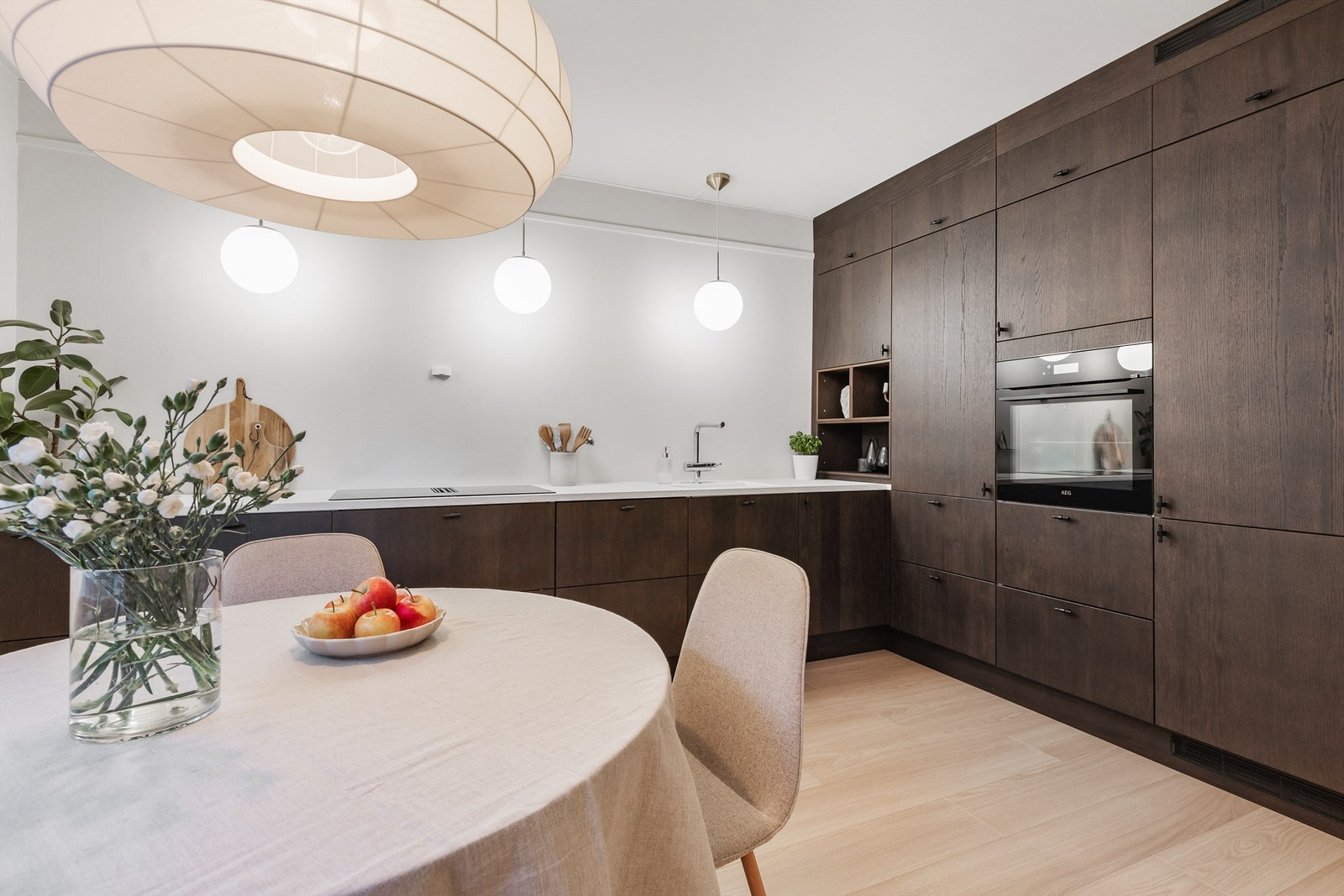 Kjøkkeninnredningen er fra Epoq, med glatte fronter og laminat benkeplate med nedfelt vaskekum. Galleribilde