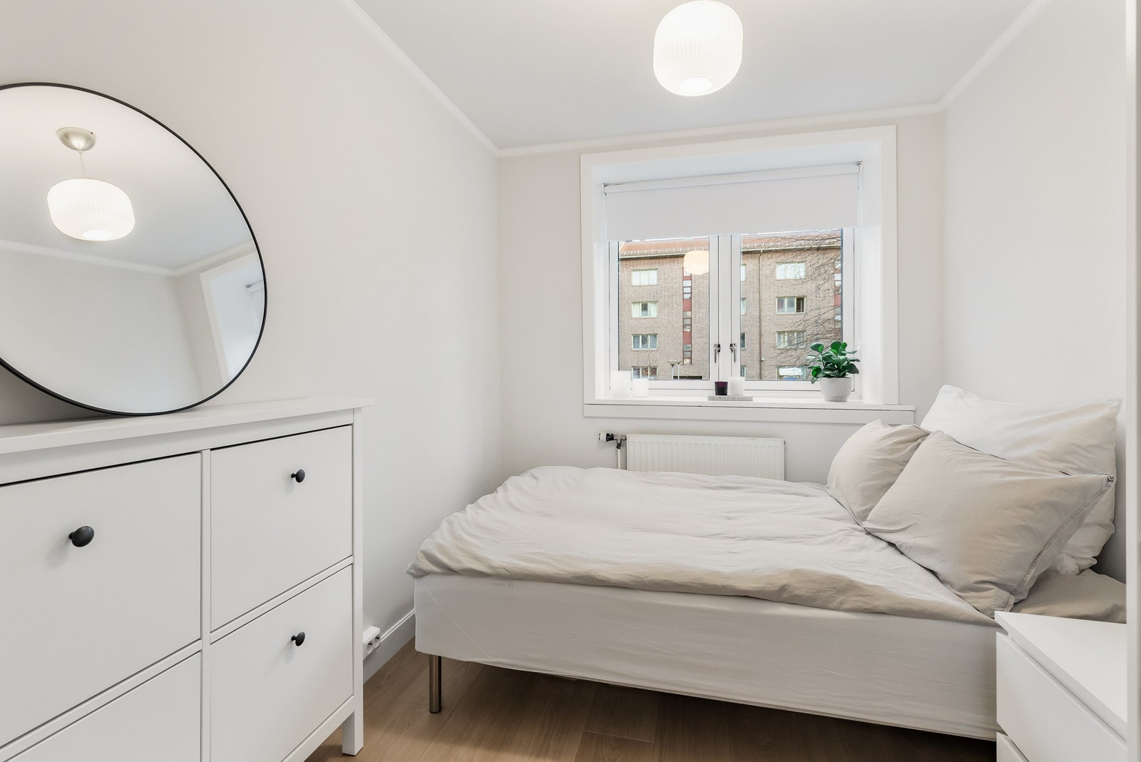 Boligens andre soverom er også av god størrelse med plass til seng og nattbord. Rommet er perfekt som barnerom, gjesterom eller kontor. Galleribilde