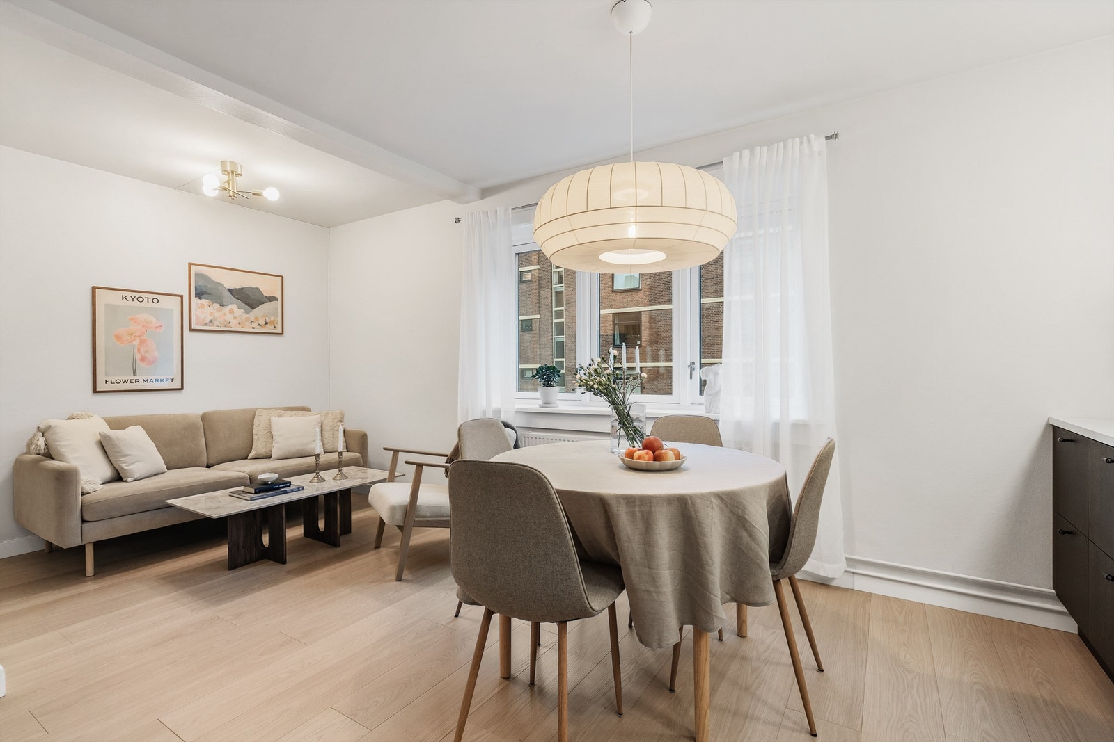 En lekker og stilren 3-roms leilighet med høy standard, attraktiv beliggenhet og åpen stue/kjøkkenløsning. Galleribilde