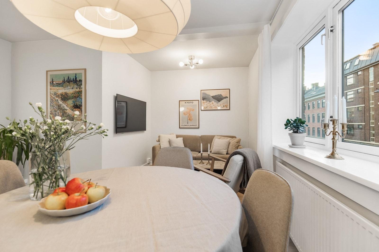 Det er også en naturlig plass å møblere med en spisegruppe. Galleribilde