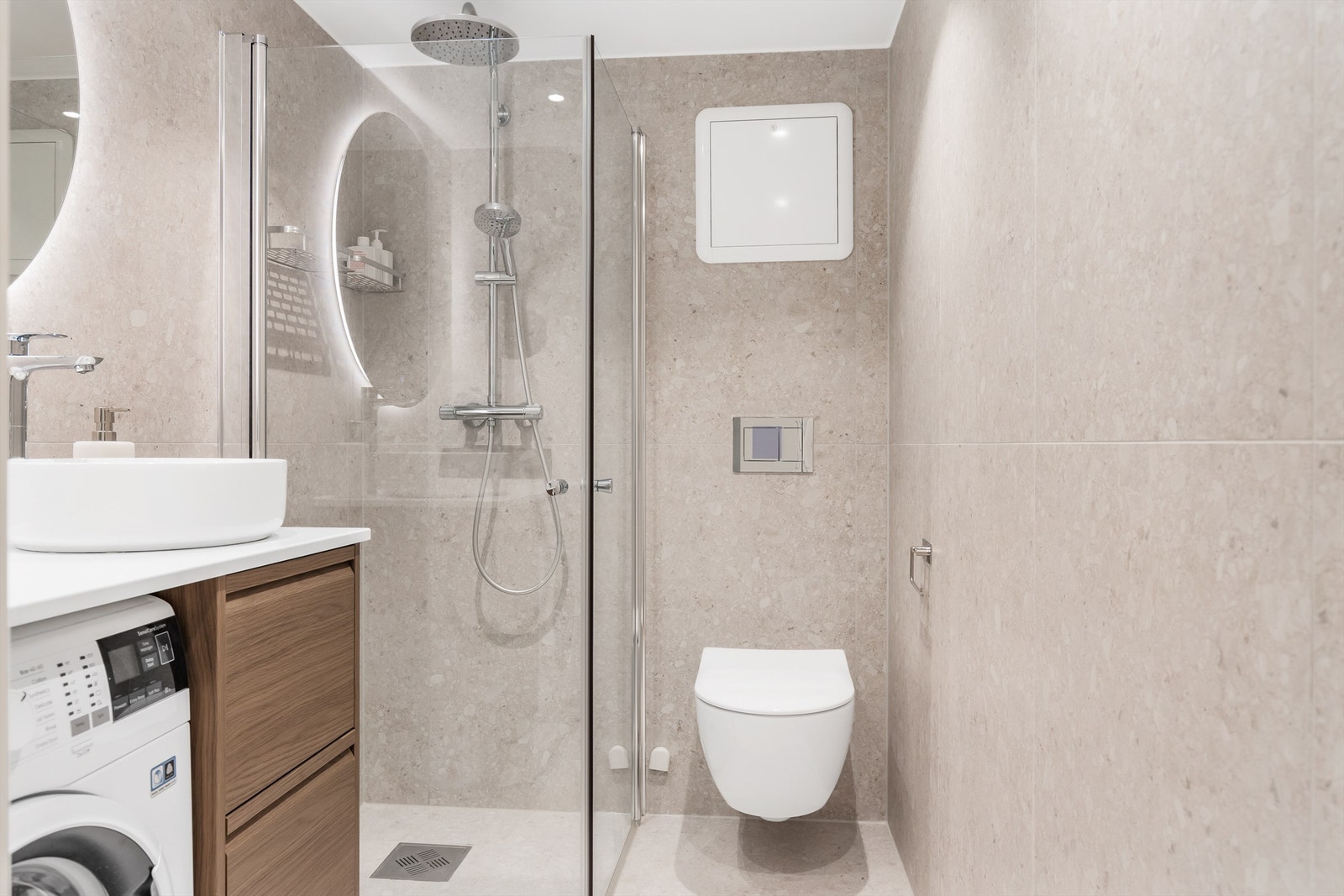 Badet ble totalrenovert i 2024, og er pent flislagt på gulv og vegger med elektrisk gulvvarme. Galleribilde