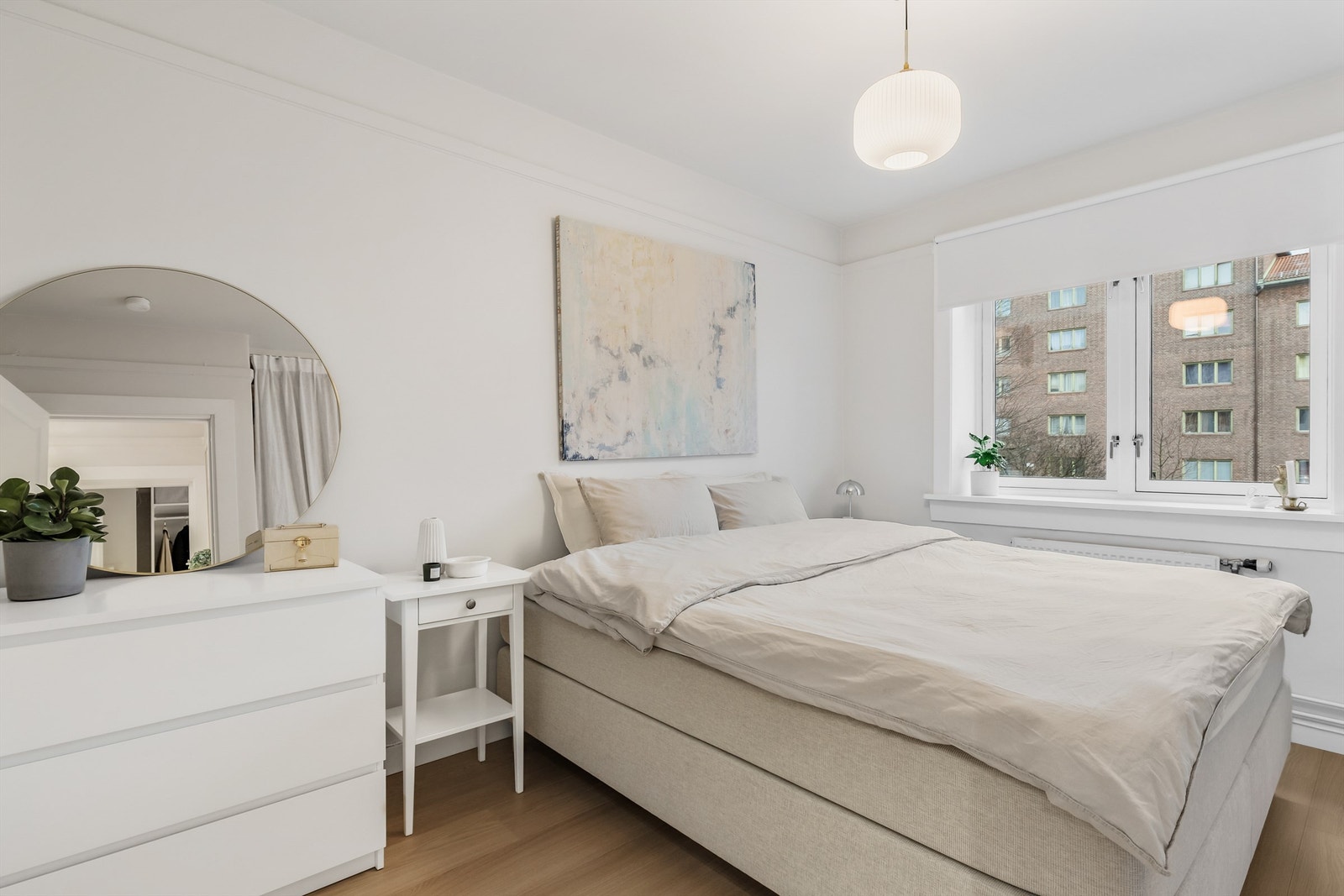 Hovedsoverommet er av god størrelse med plass til dobbeltseng, tilhørende nattbord og kommode. Galleribilde