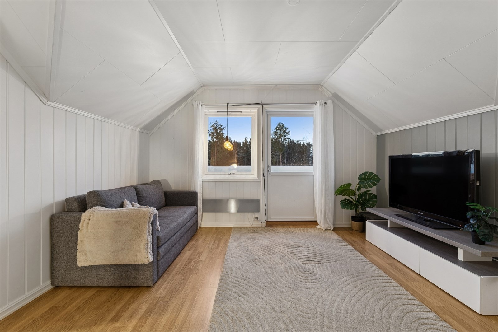 Store vindusflater og dør ut til balkongen slipper inn godt med naturlig lys. Galleribilde