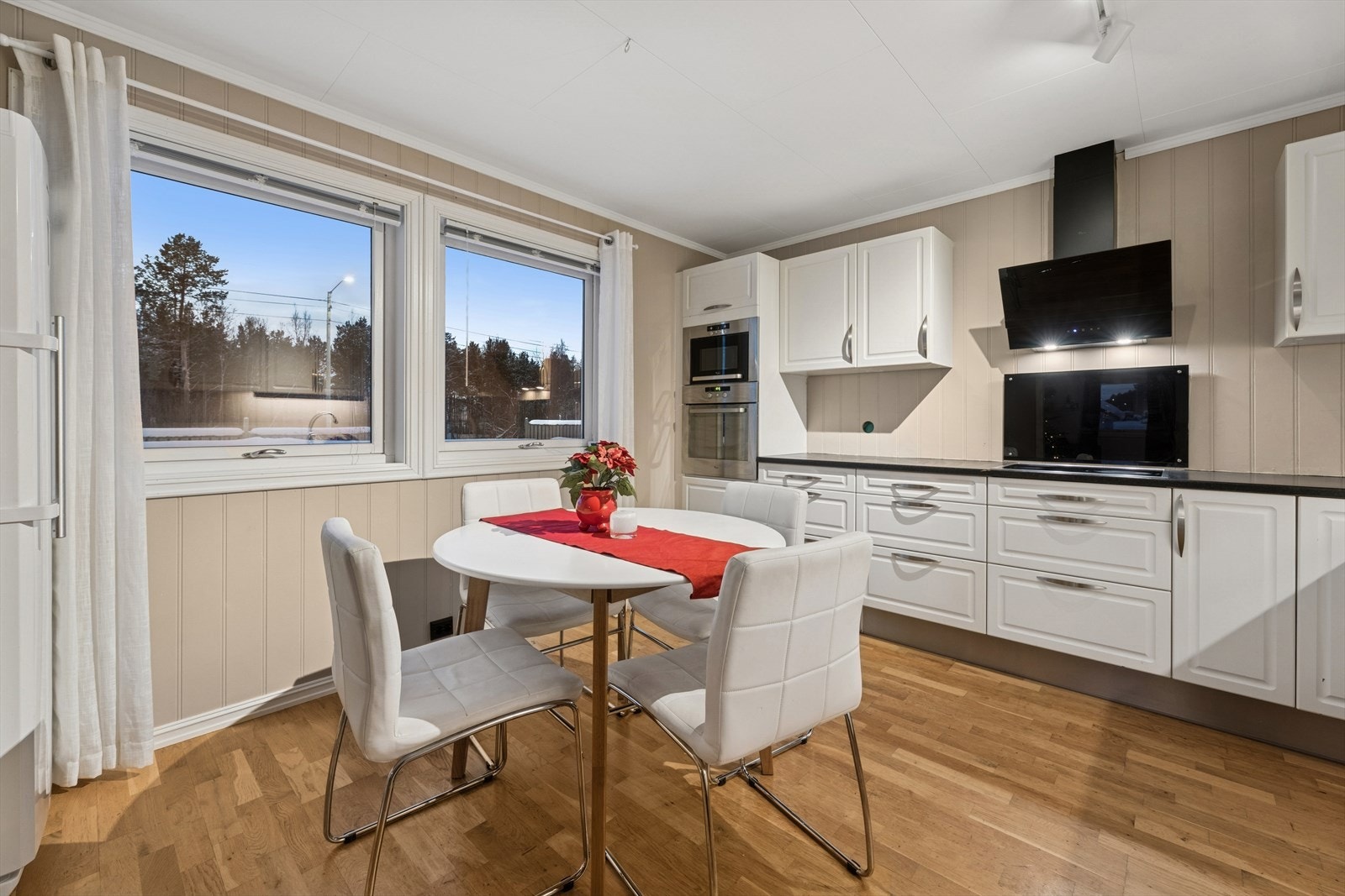 Kjøkkenet har godt med skap og benkeplass. Galleribilde