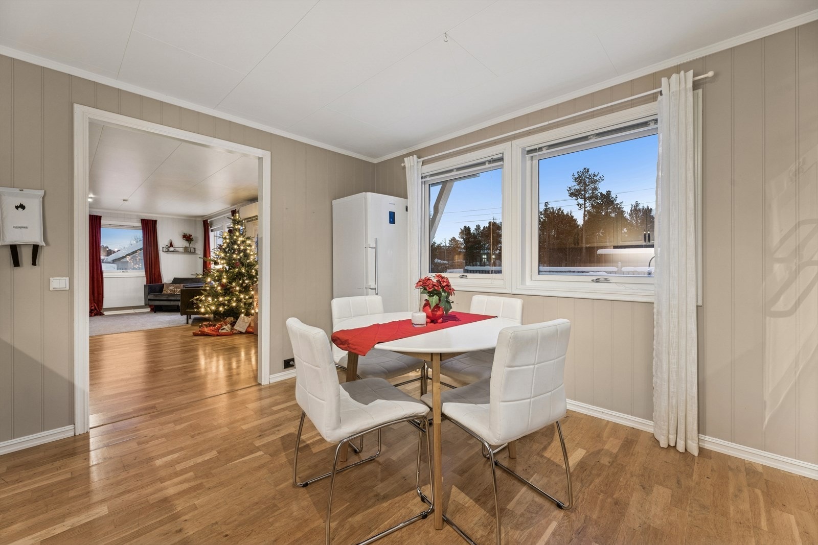 Spiseplassen ligger i tilknytning til kjøkkenet og har store vinduer som gir godt lysinnslipp. Galleribilde