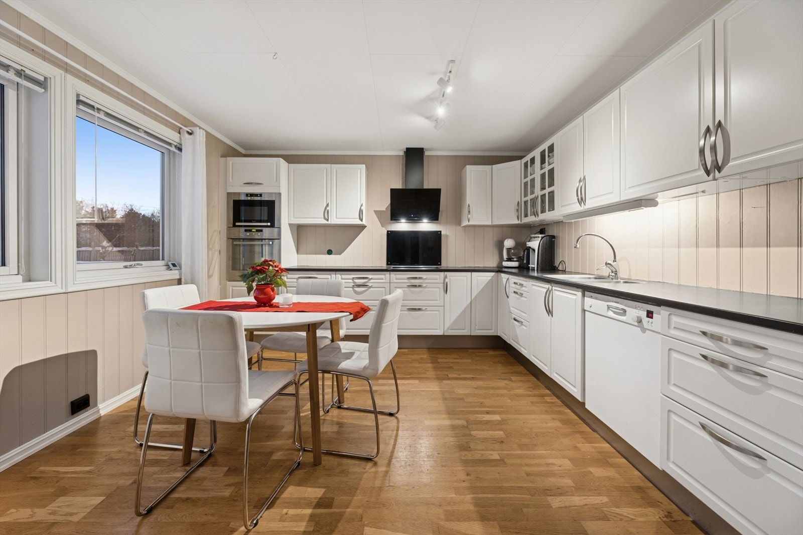 Kjøkkenet er utstyrt med kjøkkenventilator med avtrekk ut. Galleribilde