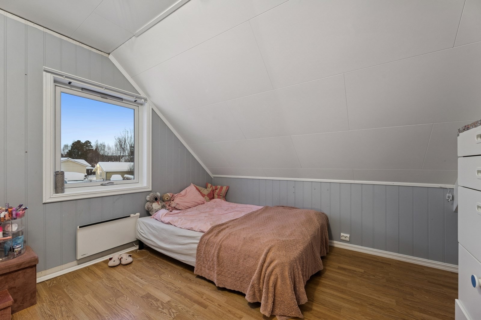 Veggene er kledd med panel, og gulvet er av laminat, som gir enkel vedlikehold. Galleribilde