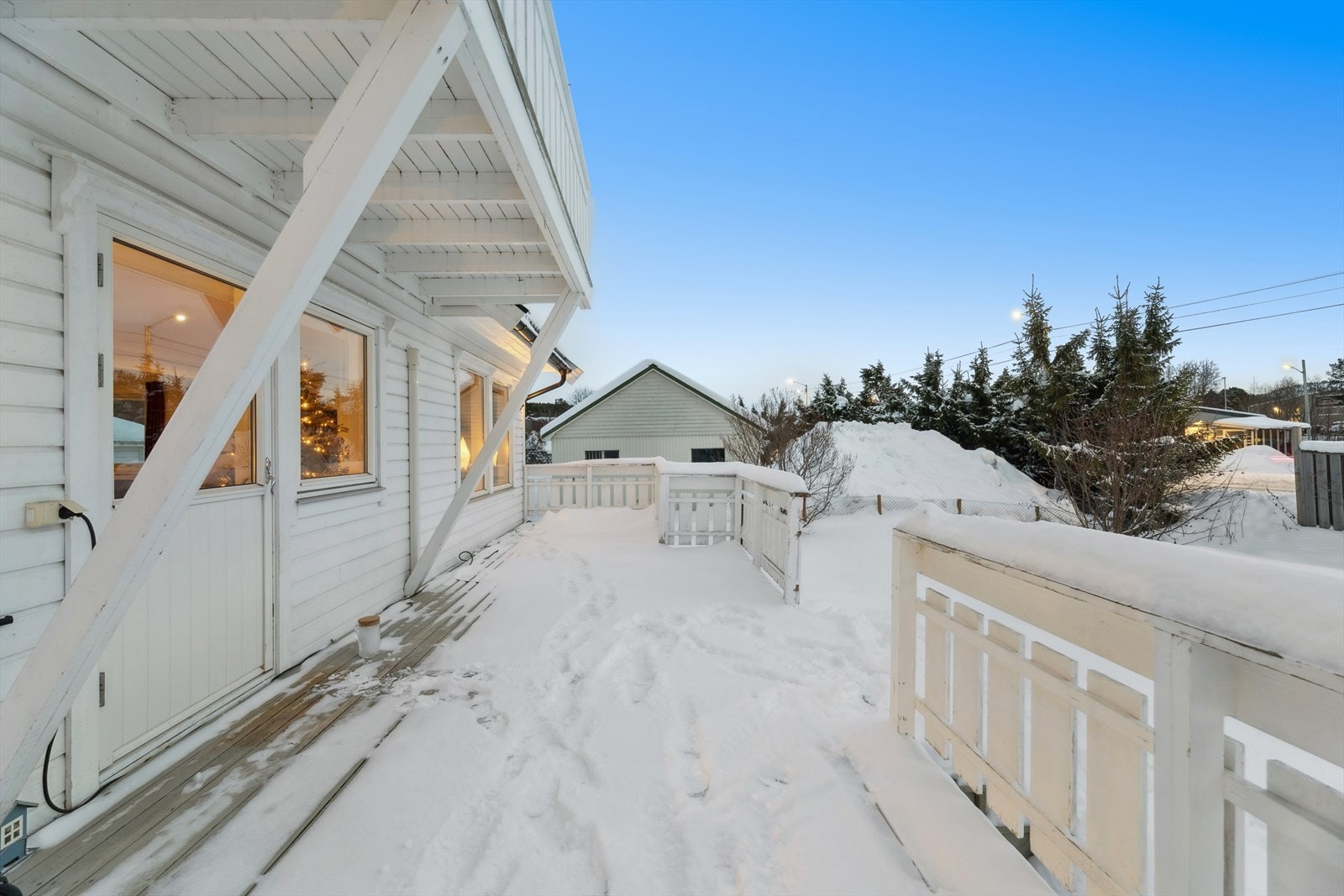 Uteplassen har rikelig med plass til både familie og venner, perfekt for hyggelige stunder sammen. Galleribilde