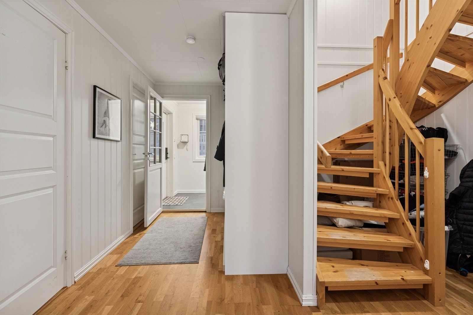 En lakkert tretrapp gir deg enkel adkomst til andre etasje. Galleribilde
