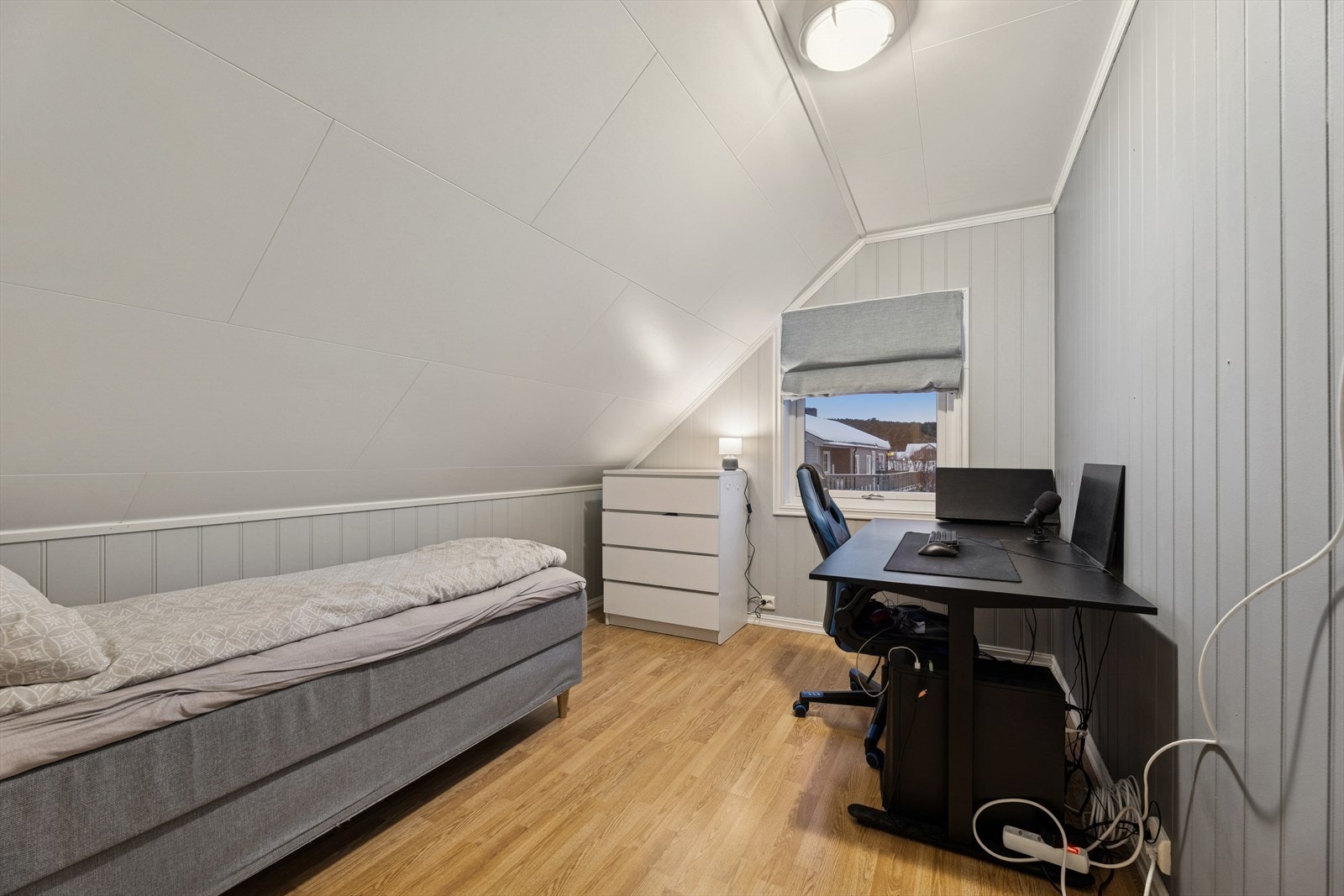 Soverom med plass til seng og skrivebord. Galleribilde