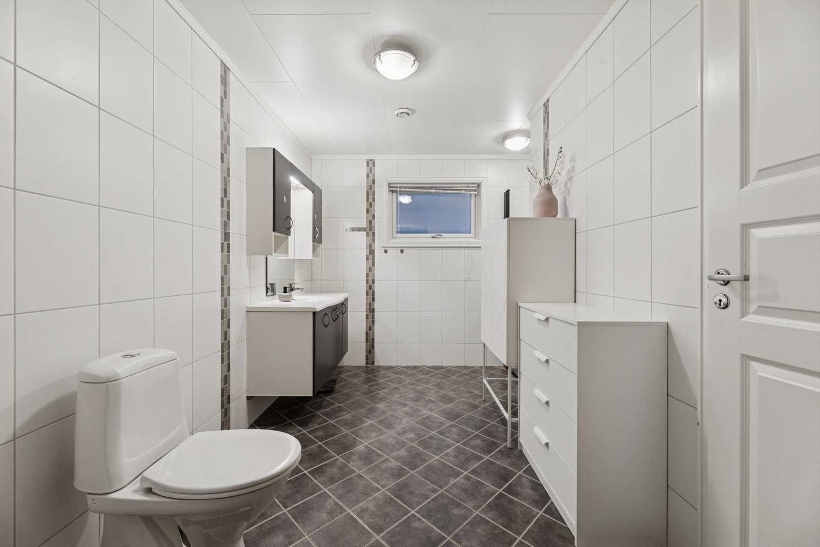 Baderommet er flislagt og varmes opp ved bruk av elektriske varmekabler. Galleribilde