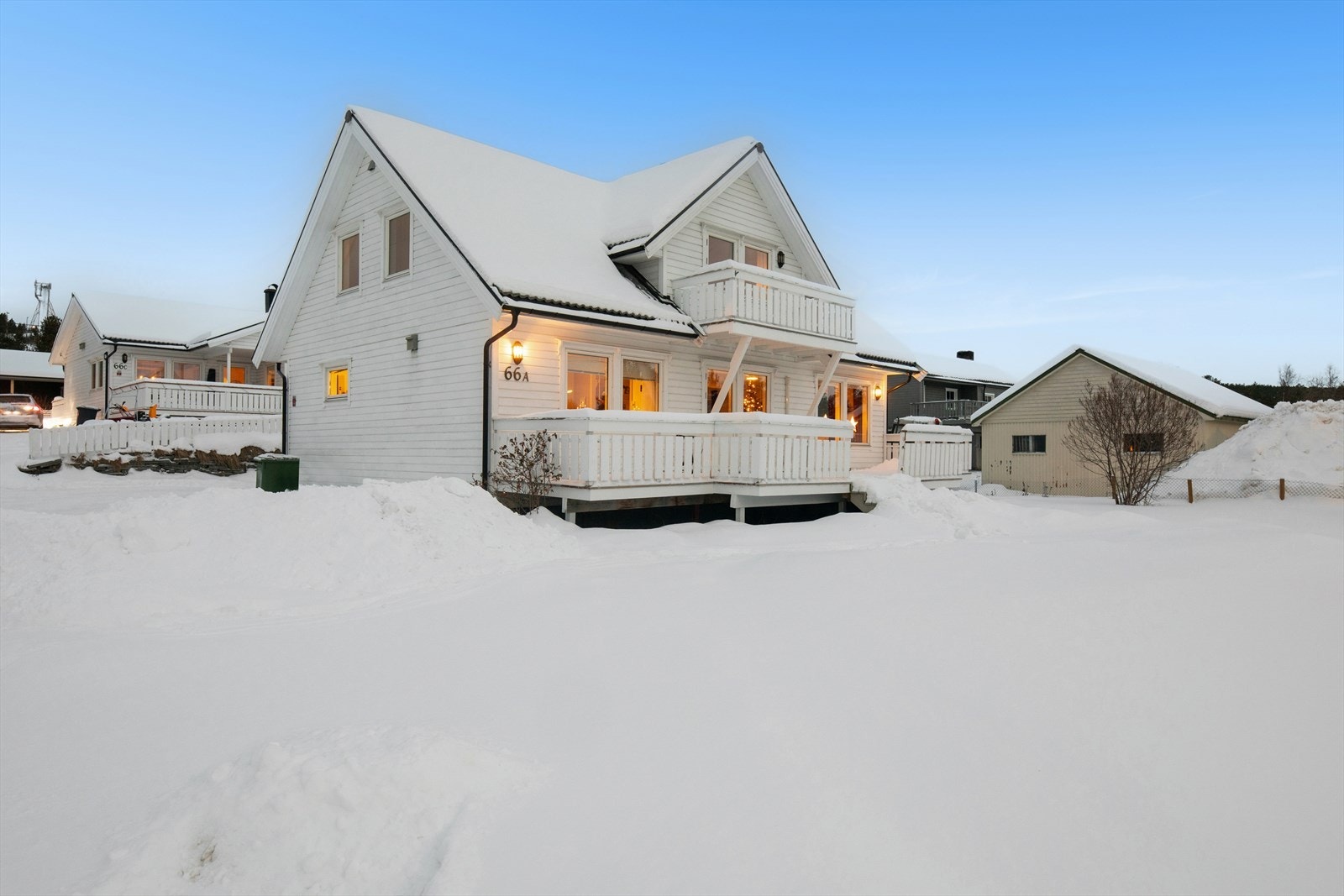 Fra eiendommen er det gangavstand til barneskole og barnehage, samt sti opp til Alta videregående skole. Den nye gang- og sykkelstien gir enkel tilgang til både sentrum og universitetet. Galleribilde